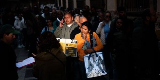 No paran de llegar mensajes el primer día de la regularización inmigrantes desborda a asociaciones y abogados